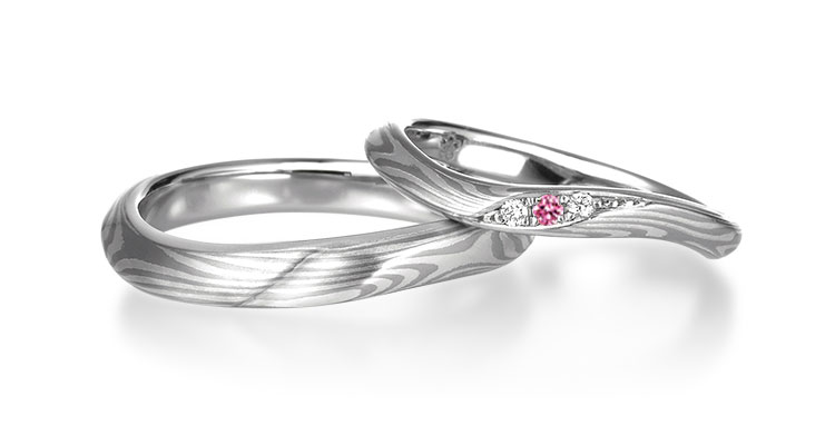 伝統技法の木目金で製作された和風の手作り結婚指輪（マリッジリング）「月桜」のペアリング。１0月の誕生石ピンクトルマリンのアレンジ