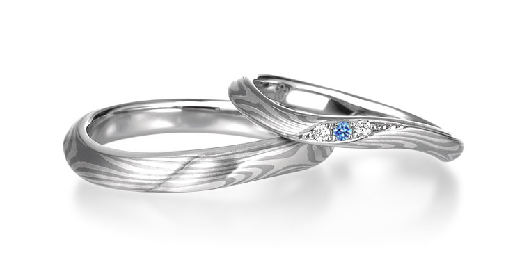 伝統技法の木目金で製作された和風の手作り結婚指輪（マリッジリング）「月桜」のペアリング。ブルーダイヤモンドのアレンジ