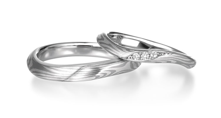 伝統技法の木目金で製作された和風の手作り結婚指輪（マリッジリング）「月桜」のペアリング。4月の誕生石ダイヤモンドのアレンジ
