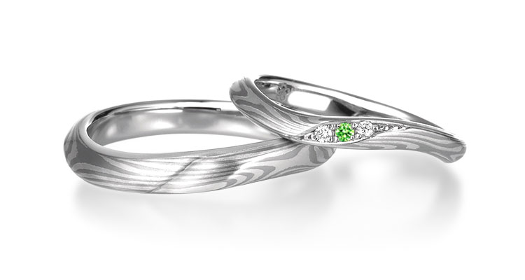 伝統技法の木目金で製作された和風の手作り結婚指輪（マリッジリング）「月桜」のペアリング。グリーンダイヤモンドのアレンジ
