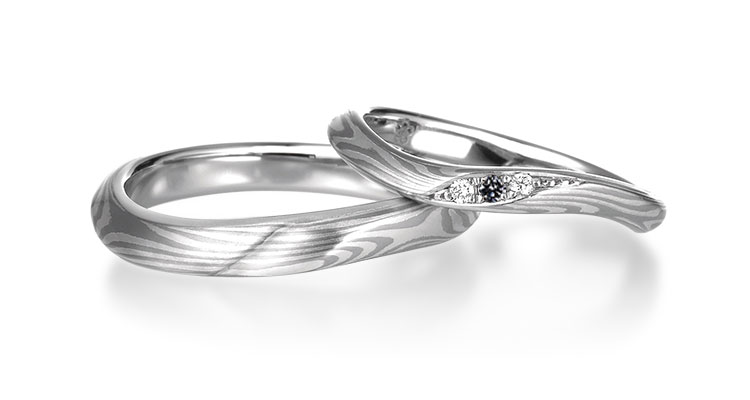 伝統技法の木目金で製作された和風の手作り結婚指輪（マリッジリング）「月桜」のペアリング。ブラックダイヤモンドのアレンジ