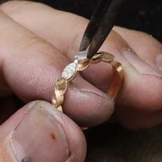 職人の技術（わざ）で1枚1枚花びらを連ねてゆく