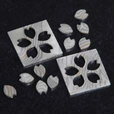 小さな花びらは桜の形に美しく抜かれる