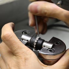 職人の技術（わざ）で1枚1枚花びらを連ねてゆく