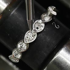 小さな花びらは桜の形に美しく抜かれる