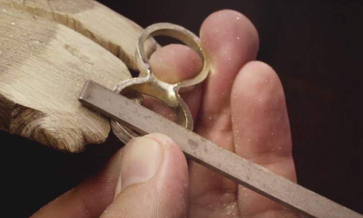 伝統技法の木目金で製作された和風の手作り結婚指輪「月桜」のマリッジリング　プラチナ×シルバー925の組み合わせ