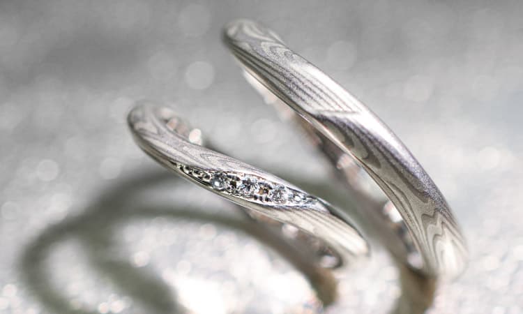 伝統技法の木目金で製作された和風の手作り結婚指輪「月桜」のマリッジリング　プラチナ×シルバー925の組み合わせ