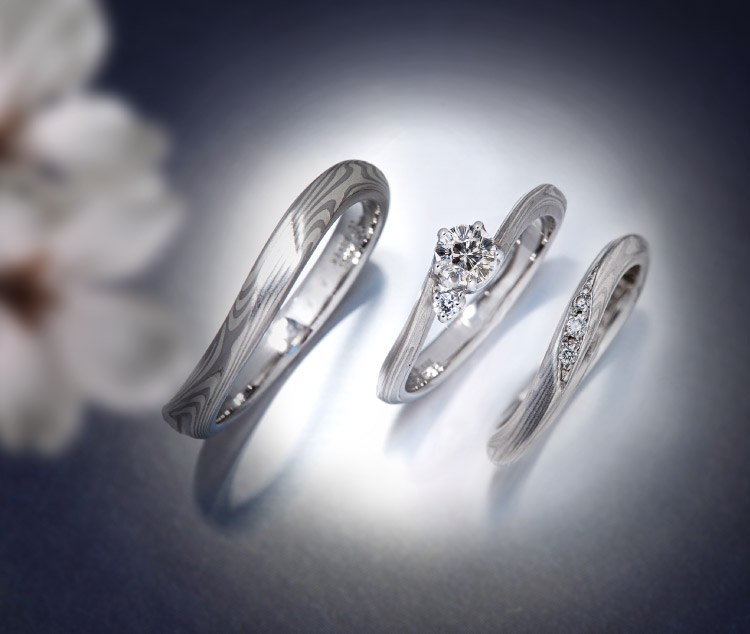 伝統技法の木目金で製作された和風の手作り婚約指輪「月桜」のセットリング　プラチナ×シルバー925の組み合わせ