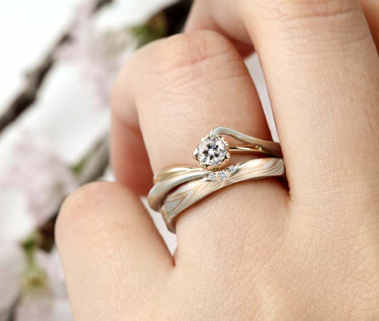 伝統技法の木目金で製作された和風の手作り婚約指輪「桜一輪」のセットリング　ピンクゴールド×シルバー925の組み合わせ。
