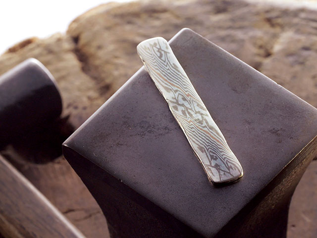 接合した素材から木目模様を作り出す(日本製の結婚指輪）